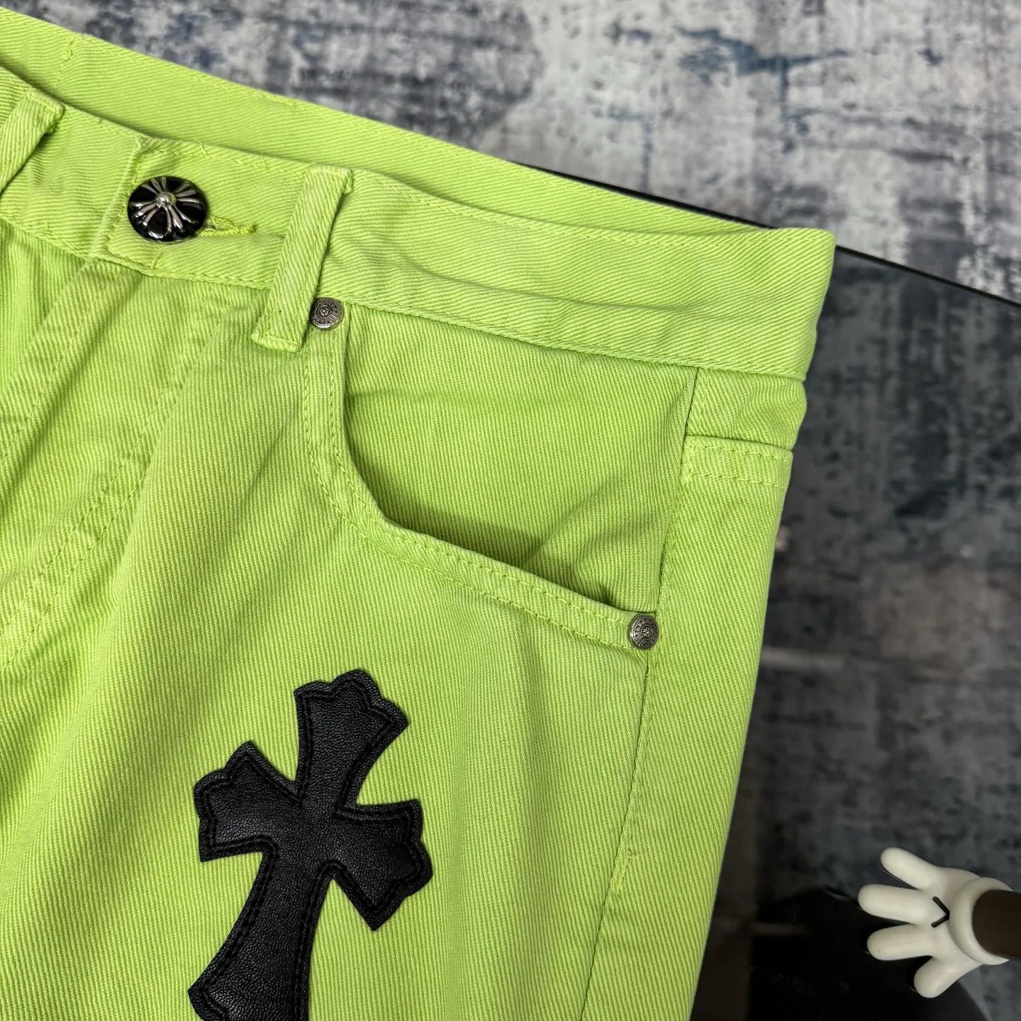 P260 Chrome hearts CH green cow king Yang Mi's same style sex recods limited green cow jeans. Really restores the ultimate texture of Vintage. Italian special cowhide print and cut. Customized sheepskin three-layer thick line leather. The whole is spliced in heavy water washing process. Craftsmen hand-splash ink. You can see the details. Three-dimensional cutting version. Loose and comfortable. Not picky about the figure. Makes taller and slimmer. Seiko factory. Original quality control. Same style for men and women. Can be matched with couples. Versatile recommendation. Essential jeans for all seasons Color: Green Size: S-XL